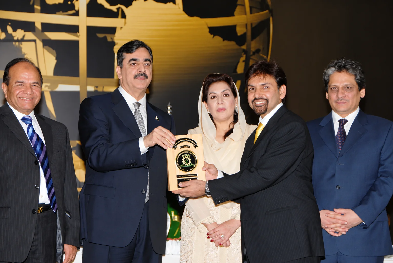 Khawaja M. Zubair receiving the 33rd FPCCI Best Performance Award